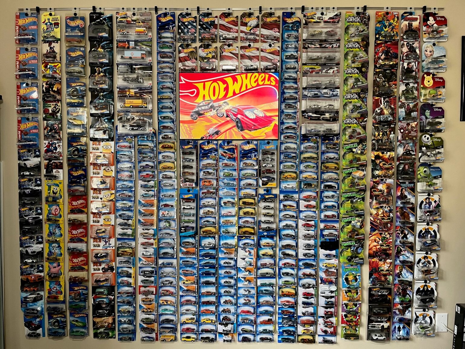 The secure and flexible way to display your hanging collectib